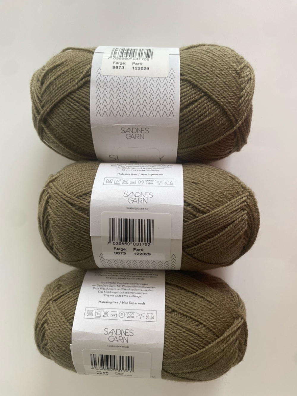 NWT Sandes Garn Sunday in Dark Olive 3 skiens of this Merino Wool